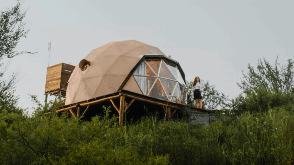 Tiny houses i glampingi – czy warto inwestować w nowoczesne formy nieruchomości?